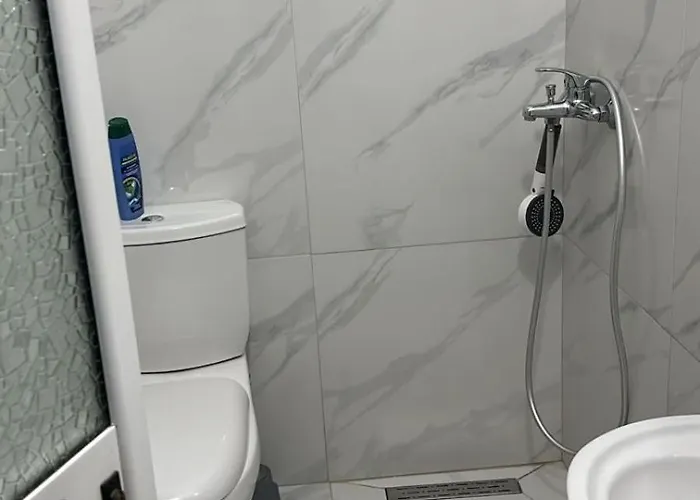 With Patio טיראנה